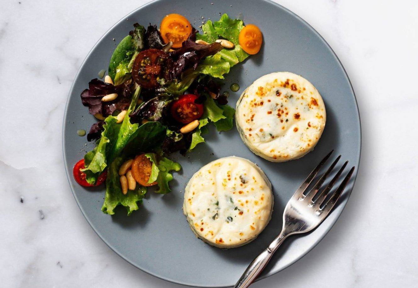 Egg white bite with spinach and kale salad