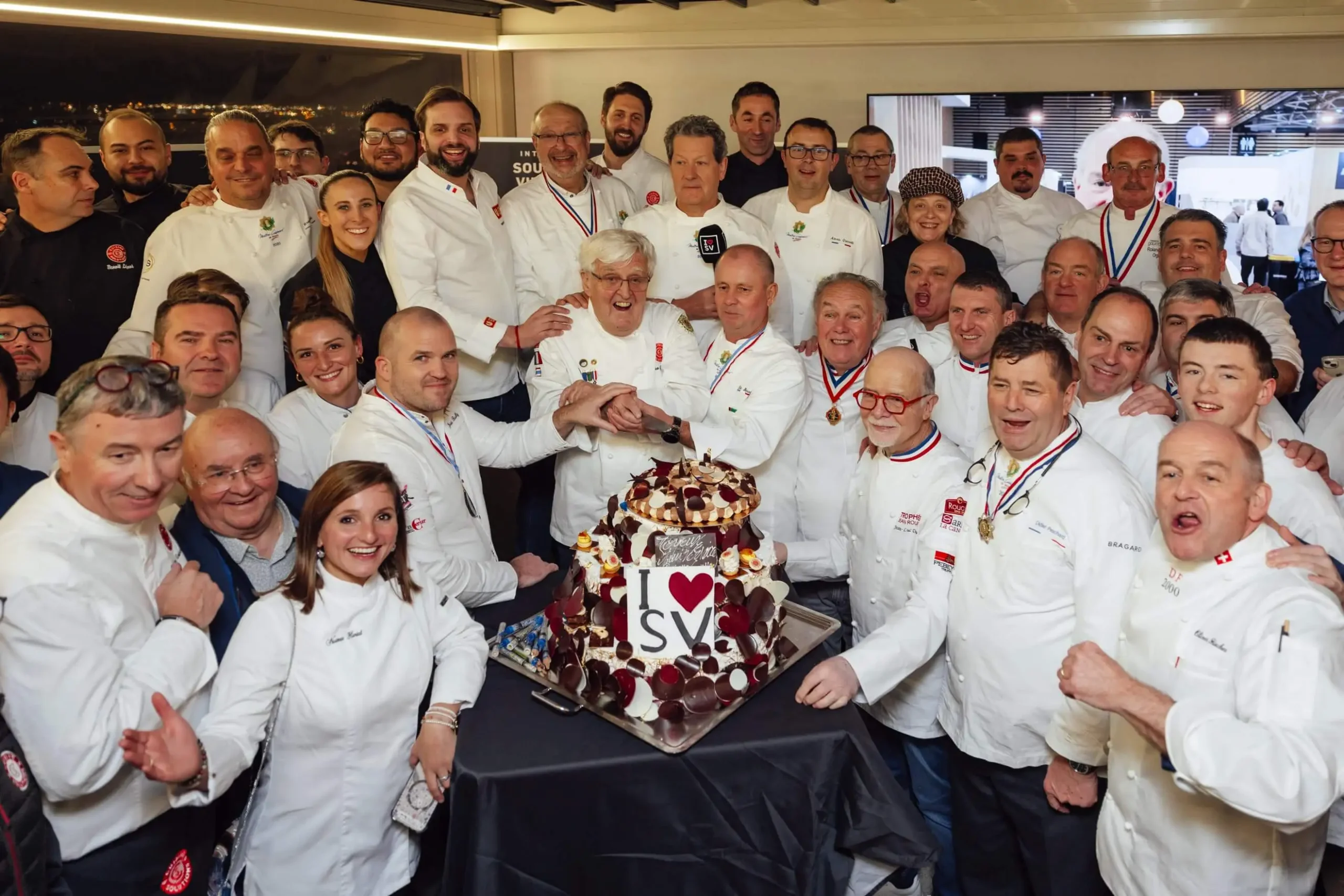 France Event image from 2025 International sous vide Day showing everyone gathered around a cake